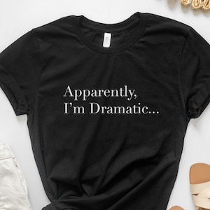Puede incluir: Camiseta negra con texto blanco que dice "Aparentemente, soy dramático..."