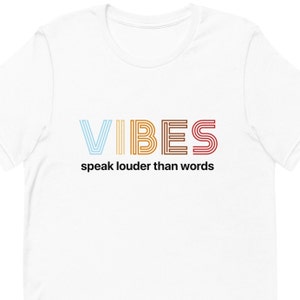 Maglietta Vibes Speak Louder Than Words, Buone vibrazioni, Affermazioni positive, Maglietta Positive Vibes, Regalo per BFF, Solo buone vibrazioni, Magliette divertenti