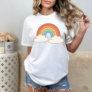 Maglietta arcobaleno, maglietta Subtle Pride, ponte arcobaleno, arcobaleno boho, amici arcobaleno, scatola regalo per la cura di sé, maglietta arcobaleno