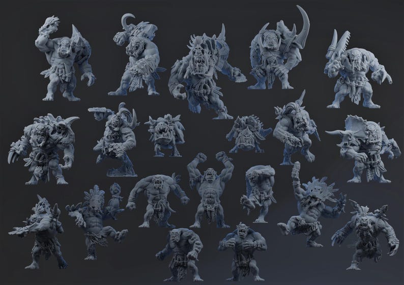 Op de afbeelding: Een verzameling grijze miniatuur fantasy figuren, waaronder orks en andere monsterlijke wezens. De figuren staan in verschillende poses, sommige met wapens, tegen een donkere achtergrond.