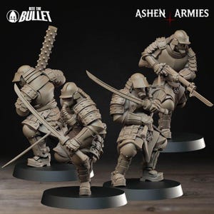 Puede incluir: Cuatro figuras de samur&aacute;is en miniatura de color beige, detalladas y en poses de acci&oacute;n. Cada figura lleva armadura y empu&ntilde;a armas como espadas y una maza. Las figuras est&aacute;n sobre bases circulares negras, con los textos "Bite the Bullet" y "Ashen Armies".