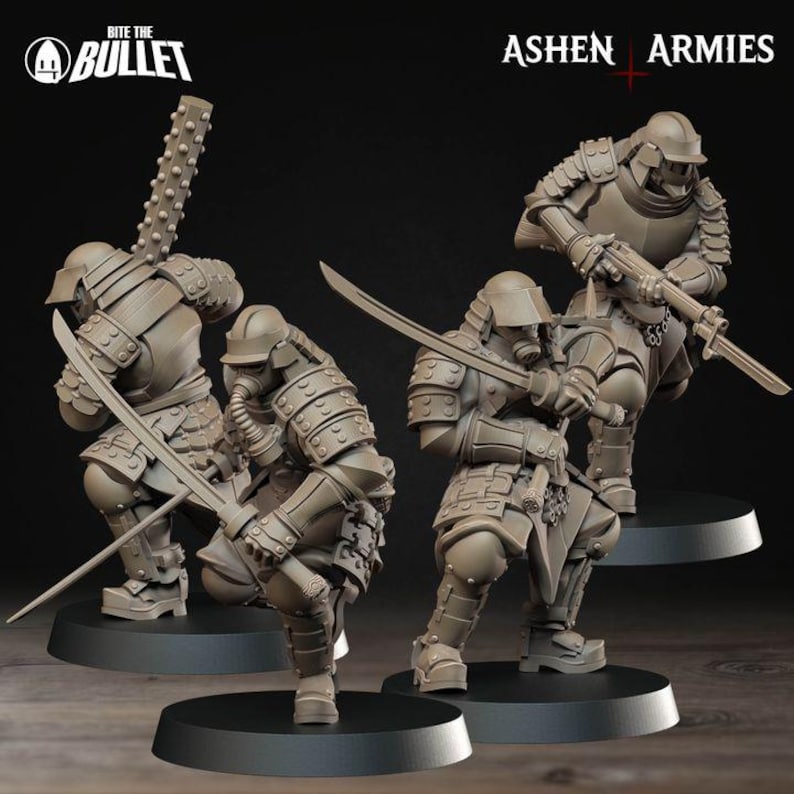 Puede incluir: Cuatro figuras de samur&aacute;is en miniatura de color beige, detalladas y en poses de acci&oacute;n. Cada figura lleva armadura y empu&ntilde;a armas como espadas y una maza. Las figuras est&aacute;n sobre bases circulares negras, con los textos "Bite the Bullet" y "Ashen Armies".