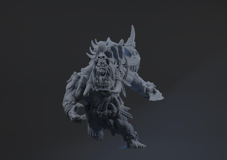 Op de afbeelding: Een grijze, 3D-geprinte fantasiefiguur met een gehoornde schedelachtige helm en gedetailleerde bepantsering. De figuur heeft een dreigende uitdrukking, met scherpe tanden en een gespierd lichaam, ideaal voor tabletop games of display.