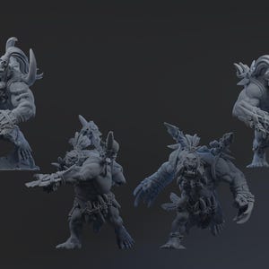 Op de afbeelding: Vier grijze miniatuur fantasy figuren van gespierde, gehoornde wezens met wapens en tribale versieringen. De figuren staan in verschillende actieposes, met gedetailleerde texturen en een donkere achtergrond.