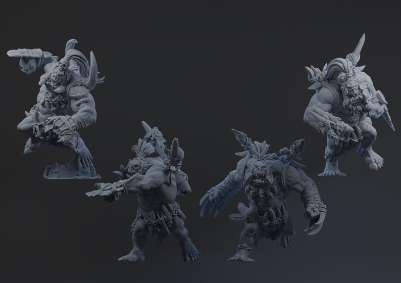 Op de afbeelding: Vier grijze miniatuur fantasy figuren van gespierde, gehoornde wezens met wapens en tribale versieringen. De figuren staan in verschillende actieposes, met gedetailleerde texturen en een donkere achtergrond.
