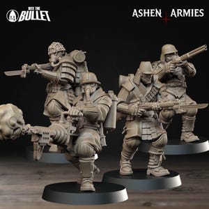 Puede incluir: Cuatro figuras en miniatura detalladas de soldados con equipo de combate, incluyendo m&aacute;scaras de gas y rifles. Las figuras est&aacute;n sobre bases negras, con los logotipos "Bite the Bullet" y "Ashen Armies" visibles.