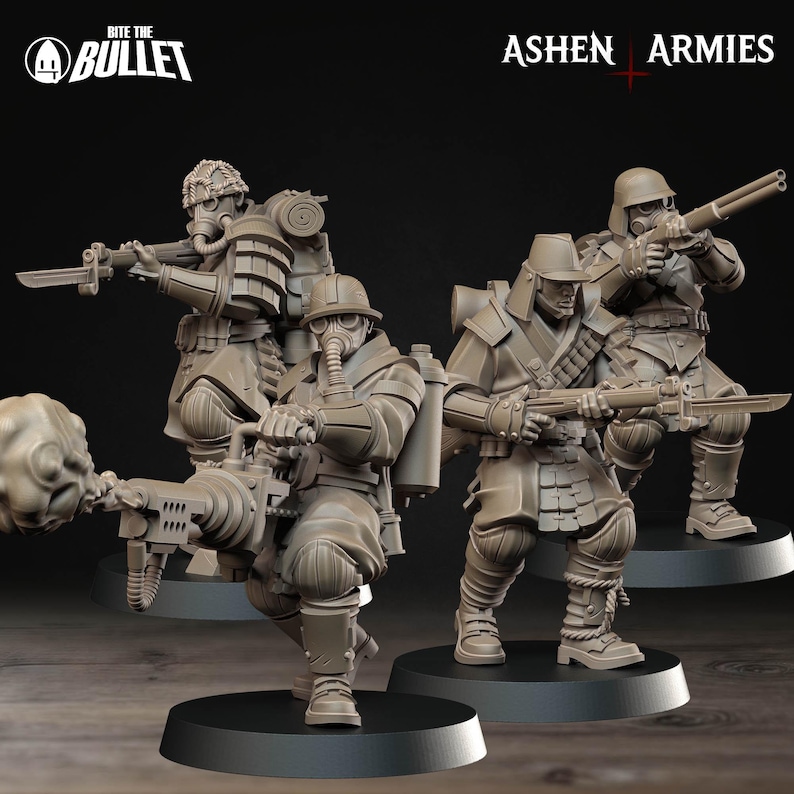 Puede incluir: Cuatro figuras en miniatura detalladas de soldados con equipo de combate, incluyendo m&aacute;scaras de gas y rifles. Las figuras est&aacute;n sobre bases negras, con los logotipos "Bite the Bullet" y "Ashen Armies" visibles.