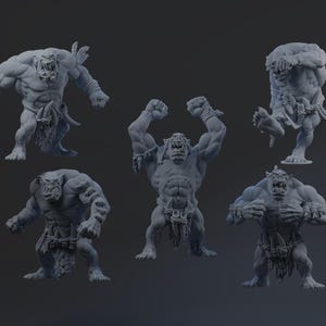 Op de afbeelding: Een verzameling van zes grijze, gespierde ork-beeldjes in verschillende dynamische poses. Sommige figuren hebben de armen omhoog, andere staan met gebalde vuisten. Ze zijn gedetailleerd met lendendoeken en tribale accessoires.