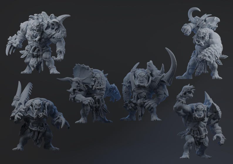 Op de afbeelding: Een verzameling grijze fantasie miniaturen, elk met een gespierde, monsterlijke figuur met hoorns, slagtanden en pantser. Sommige figuren staan in actieposities, andere staan klaar voor de strijd. De figuren zijn gedetailleerd en getextureerd.