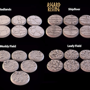 Op de afbeelding: Een verzameling miniatuurterreinbases met diverse texturen, waaronder gebarsten aarde, houten planken, modderige grond en bladeren. De bases zijn rond en voorzien van de tekst "Badlands", "Shipfloor", "Muddy Field" en "Leafy Field". De merknaam "Asgard Rising" is ook zichtbaar.