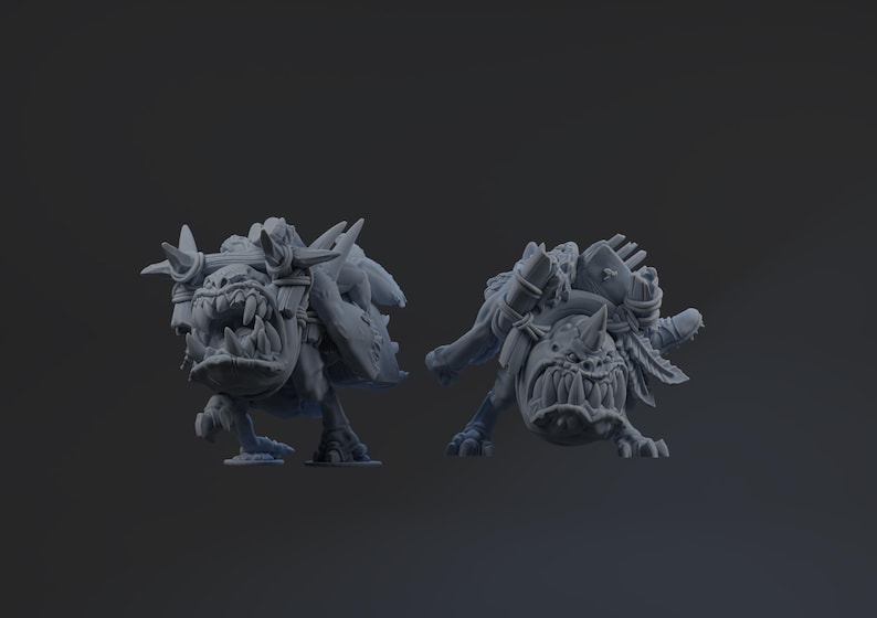 Op de afbeelding: Twee grijze miniatuurfiguren met fantasiethema van een wezen met een grote mond, hoorns en pantser. De figuren zijn dynamisch geposeerd, wat beweging suggereert. Details zijn scherpe tanden en getextureerde oppervlakken.