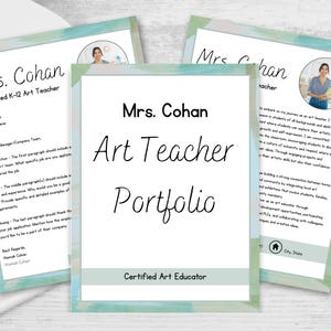 Peut inclure: Une couverture de portfolio pour Mme Cohan, professeur d'art, avec le titre "Art Teacher Portfolio" en écriture élégante. La couverture est blanche avec une bordure turquoise et comprend le texte "Certified Art Educator".