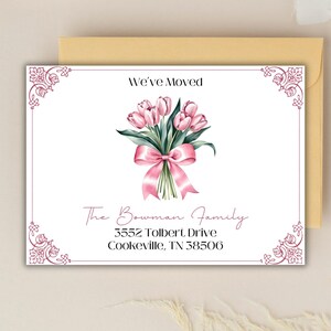 Wydrukowana różowa kwiatowa karta zmiany adresu, szablon ogłoszenia o przeprowadzce, nowy dom, tulipany, elegancki, kokarda, przeprowadziłem się, parapetówka