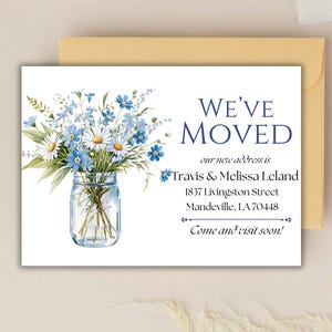 We've Moved Mason Jar met blauwe boeket wilde bloemen, gepersonaliseerde adreswijzigingskaart, nieuw huis, digitaal, print, bloemen