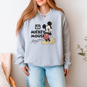 Sudadera vintage de Mickey Mouse, camiseta para viaje a Disney, sudadera de cuello redondo de Magic Kingdom, camiseta retro de Disney, sudadera para vacaciones familiares, camiseta de Disney World imagen 3