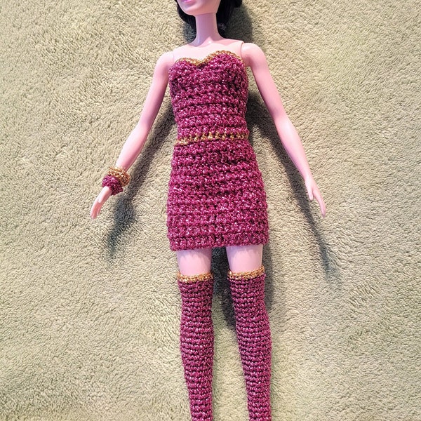 Barbie-Kleidung, rot-goldenes Cocktailkleid mit passender Handtasche, Faszinator(kl. Hut), Armreifen, Overknees (lange Stiefel) und Schuhen