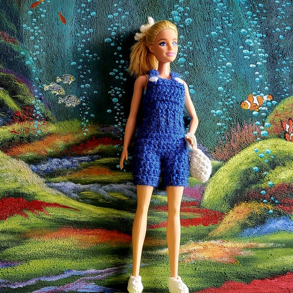 Barbie-Kleidung, kurze Latzhose in blau, Haarband mit Blüte, weiße Beuteltasche und Schuhe