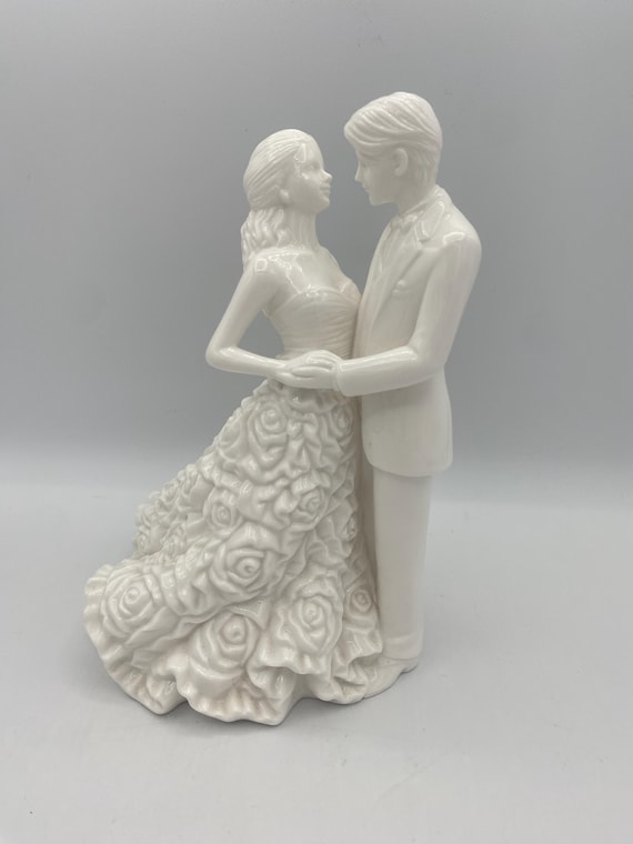 Royal Doulton Monique Lhuillier Modern Love Bride and Groom Cake Topper – Bone China Figurine HN 5424