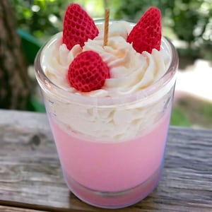 Strawberries & Cream - Scented soy wax candle (Vegan) (Recyclable)