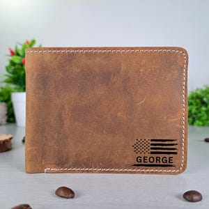 Billetera plegable de cuero personalizada con grabado de la bandera estadounidense / Regalo perfecto para él, el Día del Padre o el Día de los Veteranos / Duradera y con bloqueo RFID