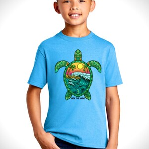 Auf der Welle reiten: erhebendes, Kinder-Strand-T-Shirt