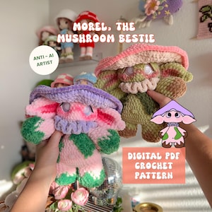 Op de afbeelding: Twee pluche paddenstoelwezens gemaakt van zacht garen. De ene is roze, groen en paars met een ruchekraag. De andere is groen, roze en bruin met een ruchekraag. Tekst: MOREL, THE MUSHROOM BESTIE, ANTI-AI ARTIST, DIGITAL PDF CROCHET PATTERN.