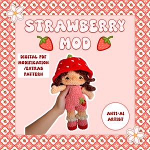 Puede incluir: Una muñeca de ganchillo con un sombrero de pescador rojo con estampado de fresas y un peto rosa con una pequeña fresa aplicada. La muñeca tiene el pelo castaño y piel clara. El texto dice STRAWBERRY MOD, DIGITAL PDF MODIFICATION/EXTRAS PATTERN, ANTI-AI ARTIST.