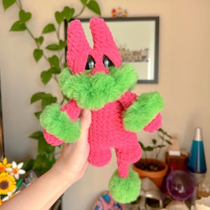 Mori, het kleine vaartuig || Roze + groene vacht || Handgeschilderde veiligheidsogen met glitters || KLAAR VOOR VERZENDING