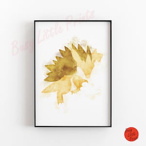 Puede incluir: Una pintura de acuarela de un dinosaurio amarillo y marrón con púas en la espalda. El dinosaurio está en posición de cuclillas con la cabeza girada hacia un lado. El fondo es blanco con algunas salpicaduras de pintura amarilla.