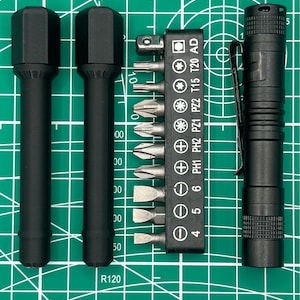 レザーマンマルチツール/EDCキャリーセット用。ビットホルダー2個、1/4インチドライバービット10個セット、LED防水懐中電灯1個