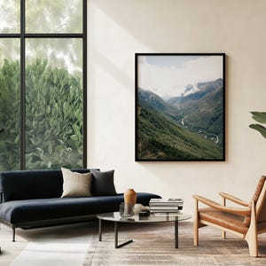 Mountain Valley Wall Art – Stampa fotografica di paesaggio verticale – Decorazione naturale incorniciata per interni moderni, minimalisti o scandinavi