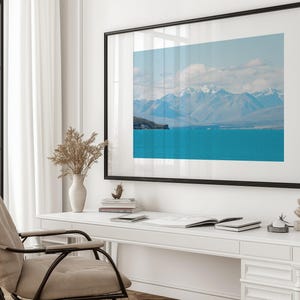 Stampa fotografica orizzontale del paesaggio del Lago Pukaki – Decorazione naturale incorniciata per case costiere, minimaliste o moderne