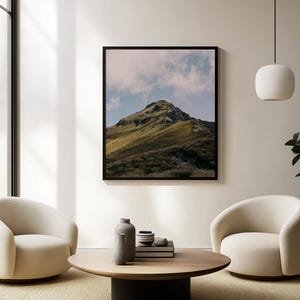 Parete artistica verticale con vette di montagna – Stampa fotografica naturalistica incorniciata per un arredamento moderno, minimalista o rustico – Paesaggio ispirato all'escursionismo