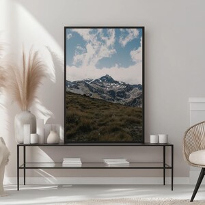 Stampa murale con vette innevate – Stampa fotografica verticale della natura – Decorazione paesaggistica incorniciata per case moderne, minimaliste o rustiche