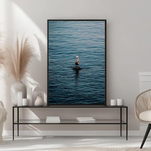 Stampa murale "Pelican on Ocean" - Fotografia naturalistica minimalista, stampa di acque blu tranquille per decorare la casa o l'ufficio