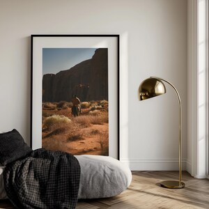 Decorazione murale con cowboy western – Fotografia del deserto della Monument Valley / Stampa di avventure nel sud-ovest / Decorazione rustica artistica e naturalistica per la casa o l'ufficio