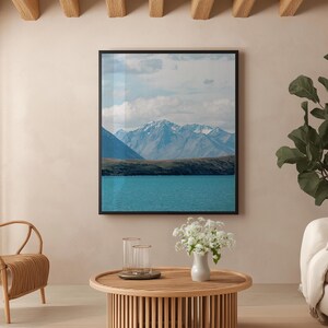 Stampa artistica da parete con laghi alpini e montagne – Stampa fotografica verticale della natura – Decorazione panoramica incorniciata per case moderne, costiere o minimaliste