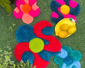 swirl retro flower desk rug, hand tufted coaster, handmade rug, desk decor flora, groovy tufted rug, coffee table decor, jewellery display
