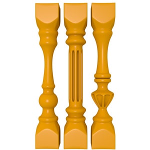 Puede incluir: Tres patas de mesa de madera amarilla con diferentes diseños decorativos. Las patas tienen todas la misma altura y anchura.