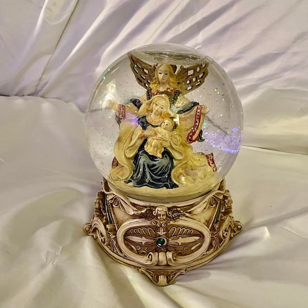 The San Francisco Music Box Company Nativity Angel Glitter Birth of Jesus "Silent Night" Christmas Snow Globe Music Box Water Globe 7”x5"