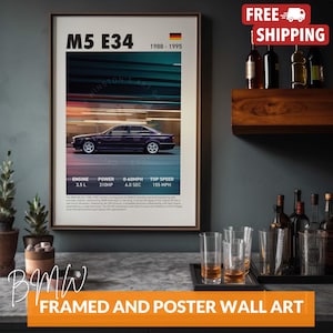 Könnte beinhalten: Gerahmter Wandkunstdruck mit einem dunkelvioletten BMW M5 E34. Das Poster enthält die Spezifikationen des Autos: 3,5-Liter-Motor, 310 PS, 0-100 km/h in 6,0 Sekunden und eine Höchstgeschwindigkeit von 249 km/h. Der Text "M5 E34" und "1988-1995" sind oben angezeigt.