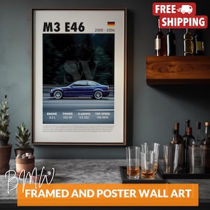 Könnte beinhalten: Gerahmtes Wandbild mit einem blauen BMW M3 E46. Das Poster enthält Spezifikationen: 3,2-Liter-Motor, 333 PS, 0-96 km/h in 5,5 Sekunden und eine Höchstgeschwindigkeit von 249 km/h. Der Text "M3 E46" und "2000-2004" stehen oben. Der Text unten lautet "FRAMED AND POSTER WALL ART".