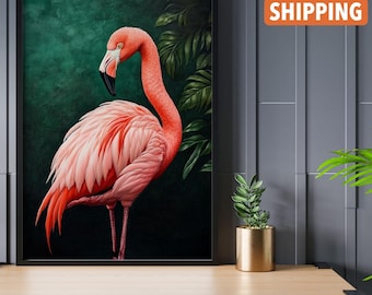 Op de afbeelding: Een roze flamingo met een lange nek en lange poten staat voor een donkergroene achtergrond met tropische bladeren. De flamingo kijkt naar links en zijn kop is naar rechts gedraaid. De flamingo is felroze en heeft een lange, dunne snavel.
