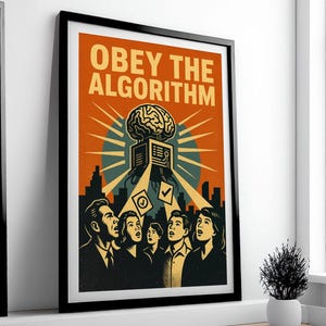 Op de afbeelding: Ingelijste poster met de tekst "OBEY THE ALGORITHM" boven een retro illustratie van een brein verbonden met een computer, met mensen die omhoog kijken. De poster heeft een zwarte lijst en wordt op een witte muur getoond.