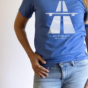 ドイツのアウトバーン道路標識Tシャツ、ミニマリストカー愛好家Tシャツ、バウハウスグラフィックデザインシャツ、クラシックカー愛好家ギフト、ヴィンテージカーTシャツ