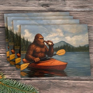 Big Foot Grußkarte, Big Foot Geburtstagskarte, Lustig Vatertags Karte, Sasquatch Kayaking, Bigfüße Bier trinken, Retro 70er Jahre Briefpapier A2