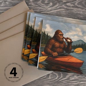 Tarjeta de felicitación de Pie Grande, tarjeta de cumpleaños de Pie Grande, tarjeta divertida para el Día del Padre, Pie Grande en kayak, Pie Grande bebiendo cerveza, papelería retro de los 70 (A2)