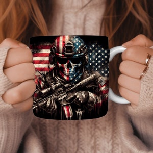 Puede incluir: Una taza de cerámica blanca con un diseño de una calavera con un casco militar y sosteniendo un rifle. La calavera lleva una bandana con los colores de la bandera estadounidense. El fondo es una bandera estadounidense descolorida.