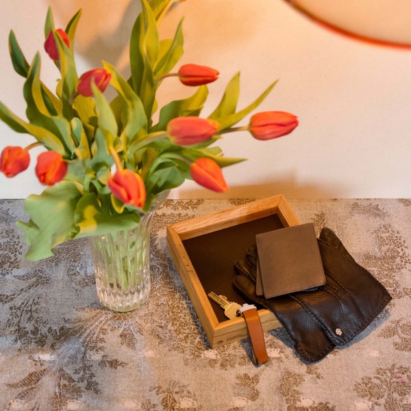 Jewelry Tray, Key Deposit, made of oak wood and vegetable tanned leather, Handmade in Germany