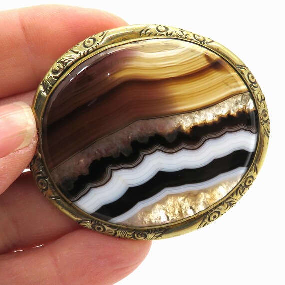 Dramatic Translucent Victorian Banded Agate Pin - image 2